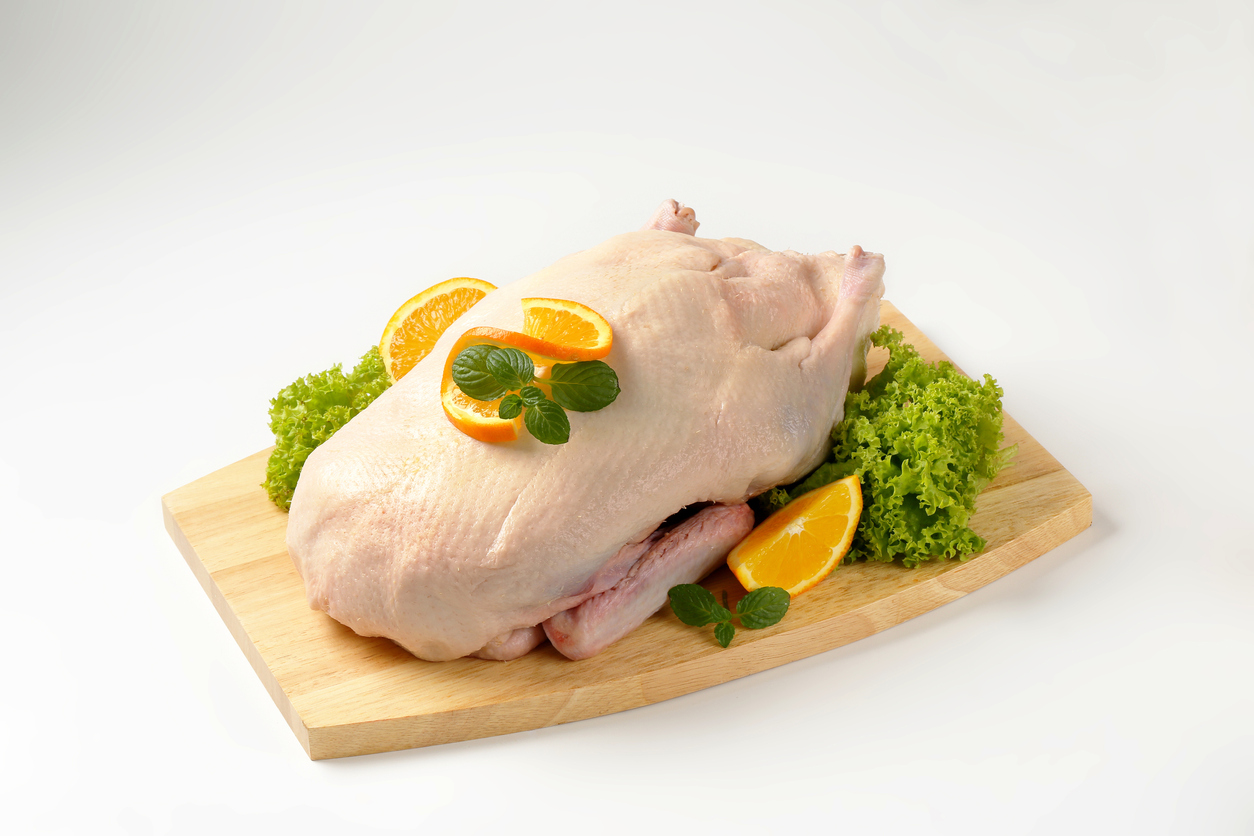 https://www.chicagowholesalemeats.com/wp-content/uploads/2019/05/raw-duck-with-garnish.jpg